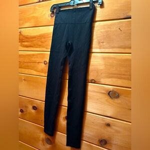 Fabletics Seamless High waisted Linework Black leggings size XS NWT